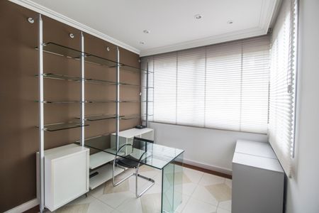 Casa à venda com 600m², 5 quartos e 2 vagasEscritório