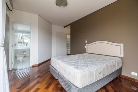 Casa à venda com 600m², 5 quartos e 2 vagasSuíte master