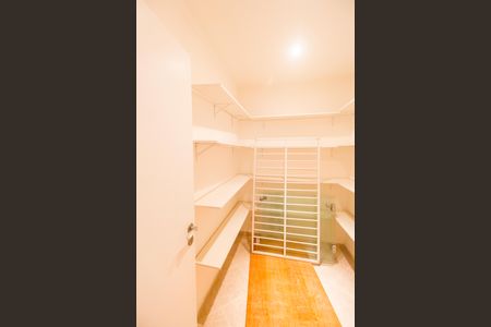 Casa à venda com 600m², 5 quartos e 2 vagasAdega