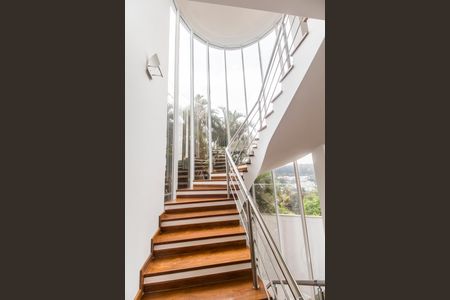 Casa à venda com 600m², 5 quartos e 2 vagasEscada