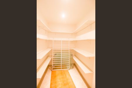 Casa à venda com 600m², 5 quartos e 2 vagasAdega