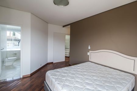 Casa à venda com 600m², 5 quartos e 2 vagasSuíte master
