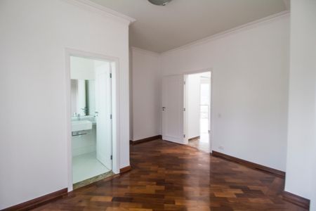 Casa à venda com 600m², 5 quartos e 2 vagasSuíte 3