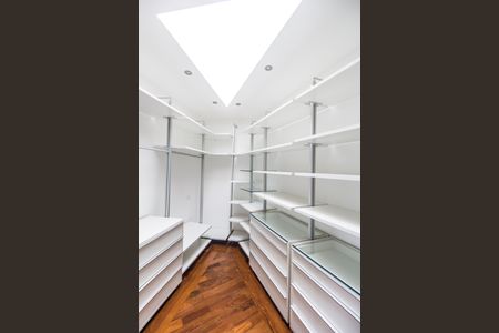 Casa à venda com 600m², 5 quartos e 2 vagasCloset da suíte