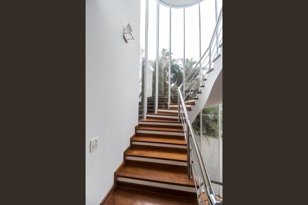 Casa à venda com 600m², 5 quartos e 2 vagasEscada