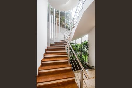 Casa à venda com 600m², 5 quartos e 2 vagasEscada