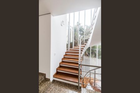 Casa à venda com 600m², 5 quartos e 2 vagasEscada