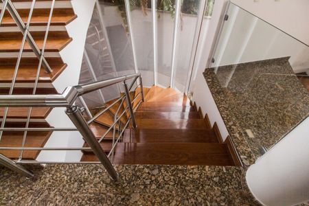 Casa à venda com 600m², 5 quartos e 2 vagasEscada