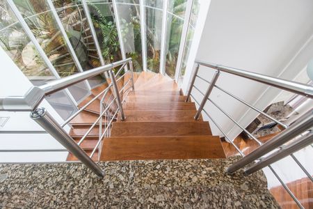 Casa à venda com 600m², 5 quartos e 2 vagasEscada