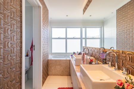 Apartamento à venda com 326m², 4 quartos e 4 vagas Apartamento à venda com 326m², 4 quartos e 4 vagasBanheiro da Suíte 4