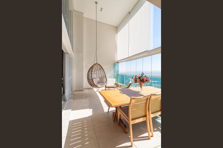 Apartamento à venda com 326m², 4 quartos e 4 vagas Apartamento à venda com 326m², 4 quartos e 4 vagasVaranda Gourmet