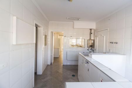 Casa à venda com 500m², 5 quartos e 3 vagas Casa à venda com 500m², 5 quartos e 3 vagasÁrea de Serviço