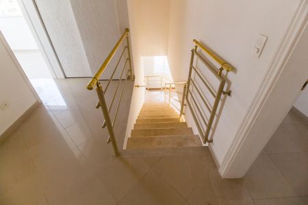 Casa à venda com 500m², 5 quartos e 3 vagas Casa à venda com 500m², 5 quartos e 3 vagasEscada