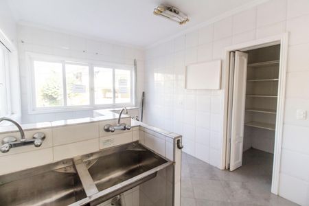 Casa à venda com 500m², 5 quartos e 3 vagas Casa à venda com 500m², 5 quartos e 3 vagasÁrea de Serviço