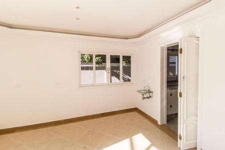 Casa à venda com 500m², 5 quartos e 3 vagas Casa à venda com 500m², 5 quartos e 3 vagasSala
