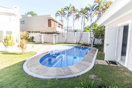 Casa à venda com 500m², 5 quartos e 3 vagas Casa à venda com 500m², 5 quartos e 3 vagasPiscina