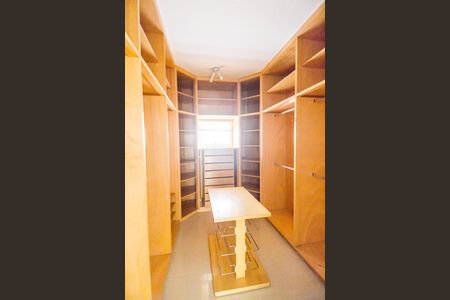 Casa à venda com 500m², 5 quartos e 3 vagas Casa à venda com 500m², 5 quartos e 3 vagasCloset da suíte 1