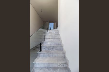 Casa à venda com 435m², 5 quartos e 4 vagasEscada