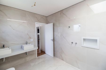 Casa à venda com 435m², 5 quartos e 4 vagasBanheiro da Suíte master