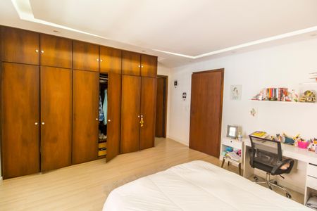 Casa à venda com 386m², 4 quartos e 4 vagas Casa à venda com 386m², 4 quartos e 4 vagasSuíte master 1