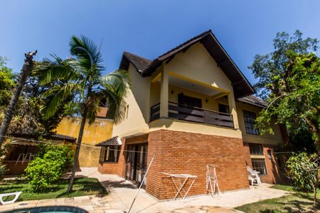 Casa à venda com 386m², 4 quartos e 4 vagas Casa à venda com 386m², 4 quartos e 4 vagasFachada