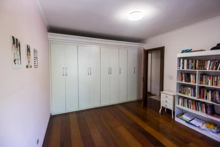 Casa à venda com 386m², 4 quartos e 4 vagas Casa à venda com 386m², 4 quartos e 4 vagasQuarto 2