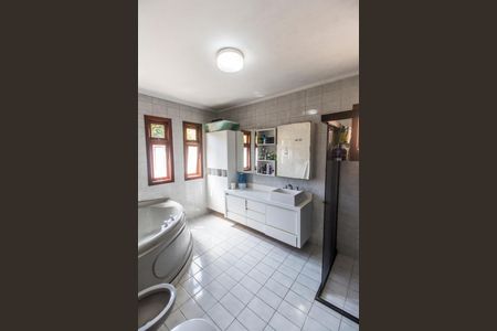 Casa à venda com 386m², 4 quartos e 4 vagas Casa à venda com 386m², 4 quartos e 4 vagasBanheiro da Suíte