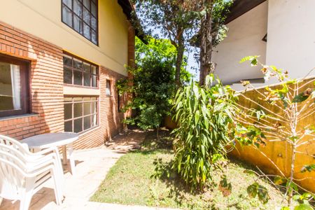 Casa à venda com 386m², 4 quartos e 4 vagas Casa à venda com 386m², 4 quartos e 4 vagasQuintal