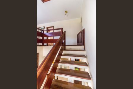 Casa à venda com 386m², 4 quartos e 4 vagas Casa à venda com 386m², 4 quartos e 4 vagasEscada