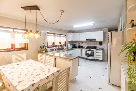 Casa à venda com 386m², 4 quartos e 4 vagas Casa à venda com 386m², 4 quartos e 4 vagasCozinha