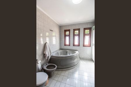 Casa à venda com 386m², 4 quartos e 4 vagas Casa à venda com 386m², 4 quartos e 4 vagasBanheiro da Suíte