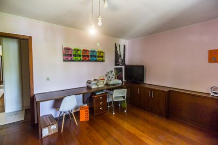 Casa à venda com 386m², 4 quartos e 4 vagas Casa à venda com 386m², 4 quartos e 4 vagasQuarto