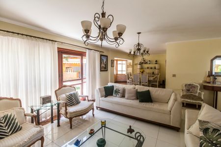 Casa à venda com 386m², 4 quartos e 4 vagas Casa à venda com 386m², 4 quartos e 4 vagasSala