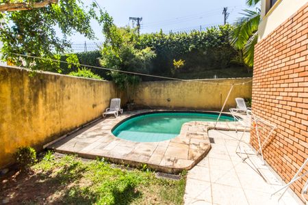 Casa à venda com 386m², 4 quartos e 4 vagas Casa à venda com 386m², 4 quartos e 4 vagasPiscina