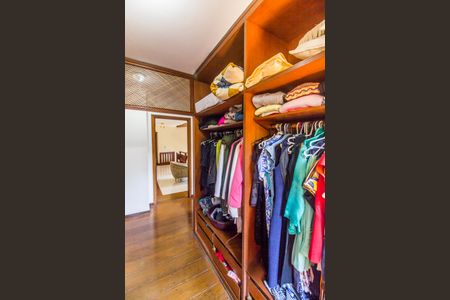 Casa à venda com 386m², 4 quartos e 4 vagas Casa à venda com 386m², 4 quartos e 4 vagasCloset da suíte