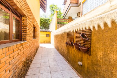 Casa à venda com 386m², 4 quartos e 4 vagas Casa à venda com 386m², 4 quartos e 4 vagasCorredor Externo