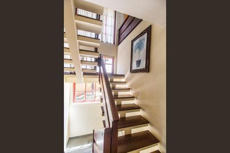 Casa à venda com 386m², 4 quartos e 4 vagas Casa à venda com 386m², 4 quartos e 4 vagasEscada