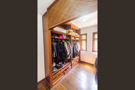 Casa à venda com 386m², 4 quartos e 4 vagas Casa à venda com 386m², 4 quartos e 4 vagasCloset da suíte