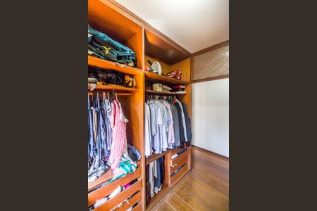 Casa à venda com 386m², 4 quartos e 4 vagas Casa à venda com 386m², 4 quartos e 4 vagasCloset da suíte