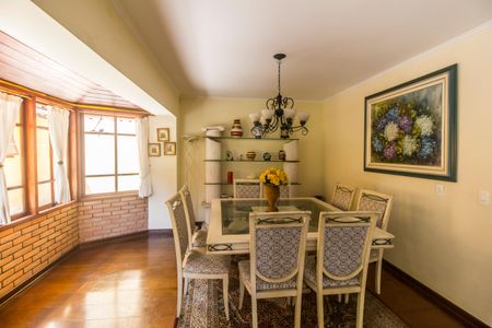 Casa à venda com 386m², 4 quartos e 4 vagas Casa à venda com 386m², 4 quartos e 4 vagasSala