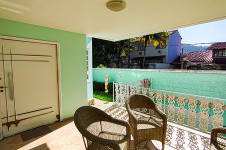 Casa de condomínio à venda com 264m², 4 quartos e 4 vagas Casa de condomínio à venda com 264m², 4 quartos e 4 vagasvaranda