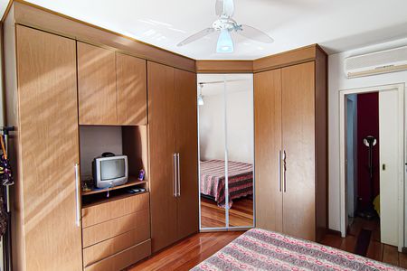 Casa de condomínio à venda com 264m², 4 quartos e 4 vagas Casa de condomínio à venda com 264m², 4 quartos e 4 vagasSuíte 2