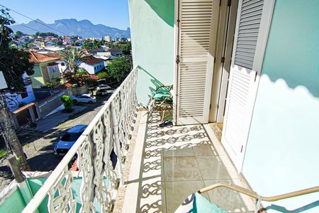 Casa de condomínio à venda com 264m², 4 quartos e 4 vagas Casa de condomínio à venda com 264m², 4 quartos e 4 vagasVaranda