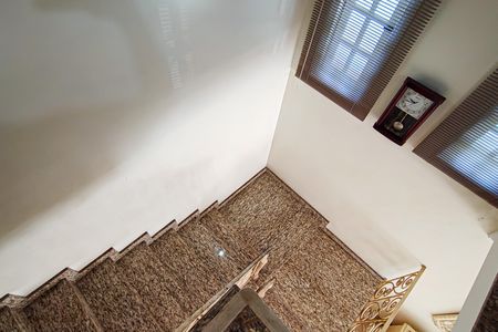 Casa de condomínio à venda com 264m², 4 quartos e 4 vagas Casa de condomínio à venda com 264m², 4 quartos e 4 vagasEscada