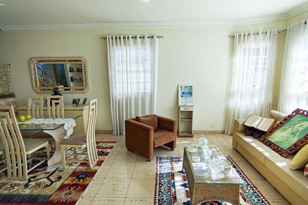 Casa de condomínio à venda com 264m², 4 quartos e 4 vagas Casa de condomínio à venda com 264m², 4 quartos e 4 vagasSala