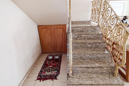 Casa de condomínio à venda com 264m², 4 quartos e 4 vagas Casa de condomínio à venda com 264m², 4 quartos e 4 vagasEscada