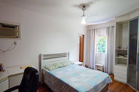 Casa de condomínio à venda com 264m², 4 quartos e 4 vagas Casa de condomínio à venda com 264m², 4 quartos e 4 vagasSuíte