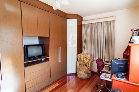 Casa de condomínio à venda com 264m², 4 quartos e 4 vagas Casa de condomínio à venda com 264m², 4 quartos e 4 vagasQuarto 2