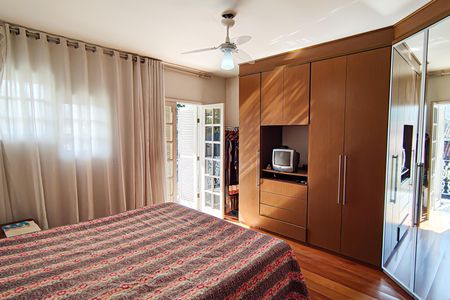 Casa de condomínio à venda com 264m², 4 quartos e 4 vagas Casa de condomínio à venda com 264m², 4 quartos e 4 vagasSuíte 2