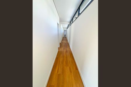 Casa à venda com 529m², 5 quartos e 6 vagas Casa à venda com 529m², 5 quartos e 6 vagasCorredor